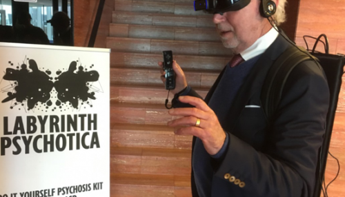 Meneer met een Virtual Reality bril op