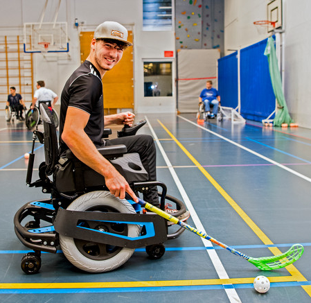 Meneer die rolstoel hockey doet