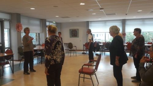 Oudere die in een groepje oefeningen doen