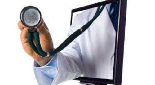 Een dokters arm die uit de tv komt