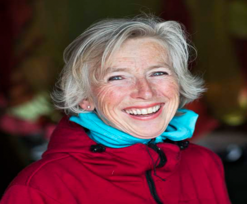 Foto van een lachende oudere mevrouw