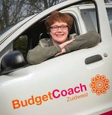 Foto van een mevrouw in een budget coach auto