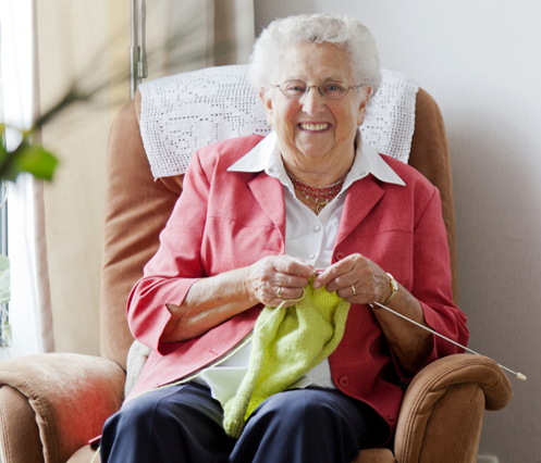 Oudere mevrouw is aan het breien