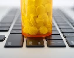 Afbeelding van een potje pillen op een toetsenbord