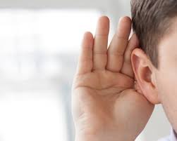Een hand bij een luisterend oor