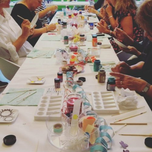 Ouderen die aan het knutselen en schilderen zijn