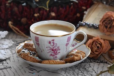 Afbeelding van een kopje koffie met koekjes