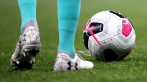 Wandel voetbal, afbeelding van voeten bij een bal