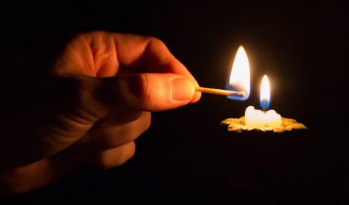 Er wordt een kaarsje aagestoken