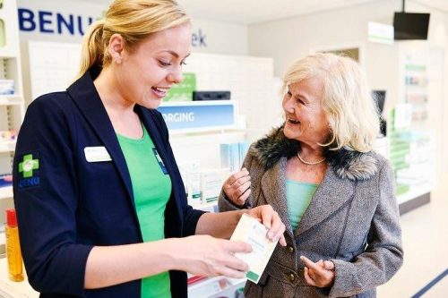 Een oudere mevrouw die advies vraagt aan een benu medewerker