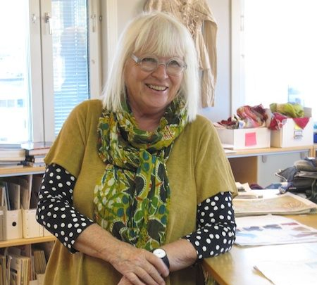 Mevrouw die lachend op de foto staat