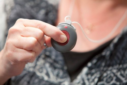 Afbeelding van een alarmknop aan een ketting