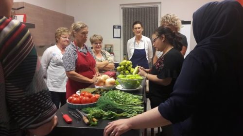 dames rond de keukentafel