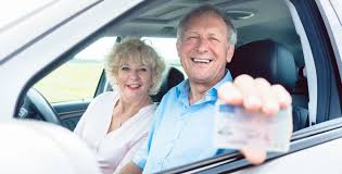 Oudere meneer laat zijn rijbewijs zien