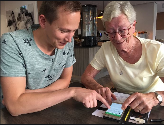 Mantelzorger hebt mevrouw met de telefoon